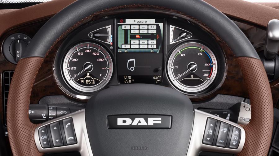 Панель приборов DAF XF 450 4x2 FT Space Cab 2017 года  (фото 2 из 8)